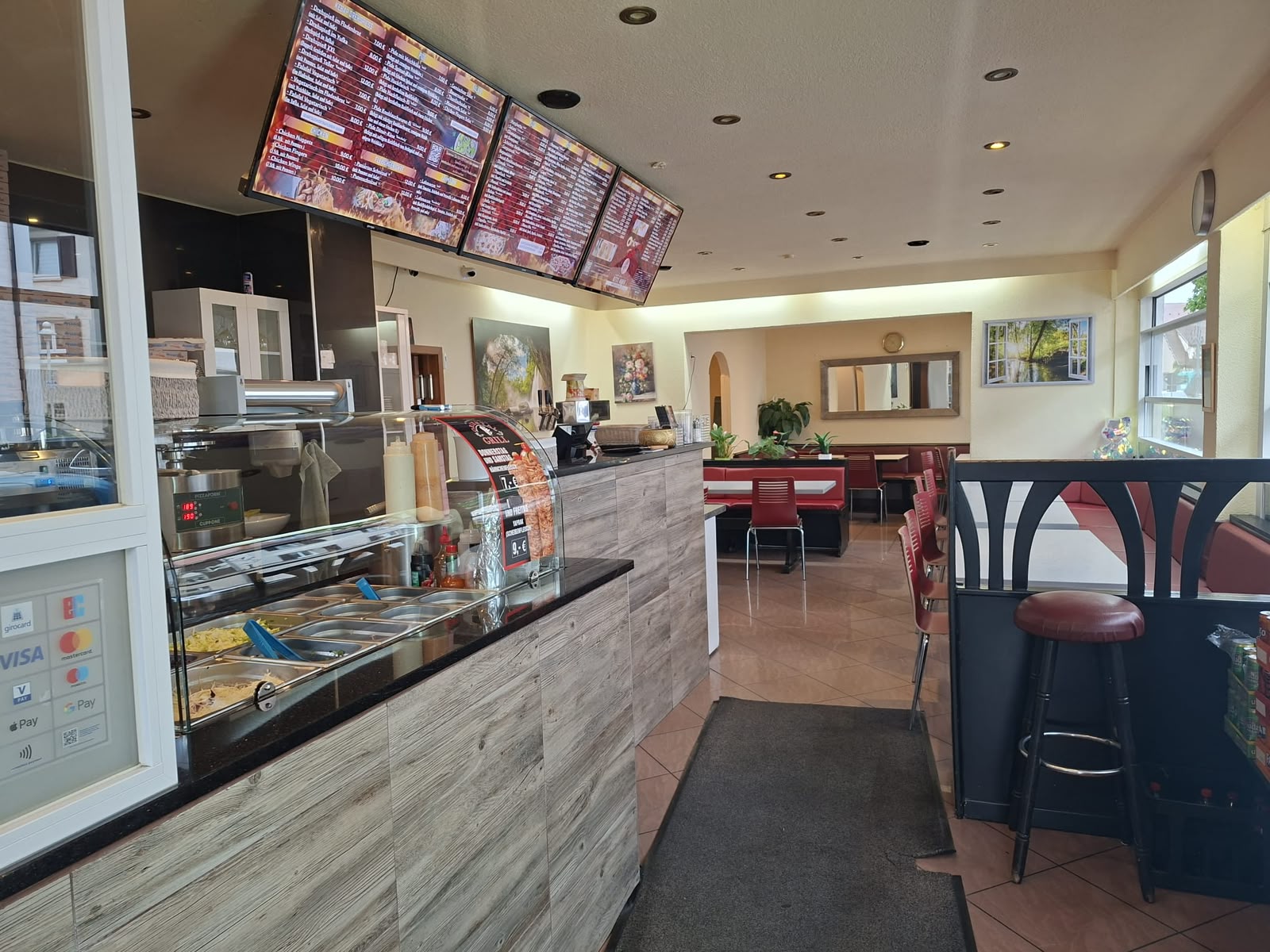 Gastraum des Oriental Grill in Donaueschingen - Theke und gemütlicher Sitzbereich
